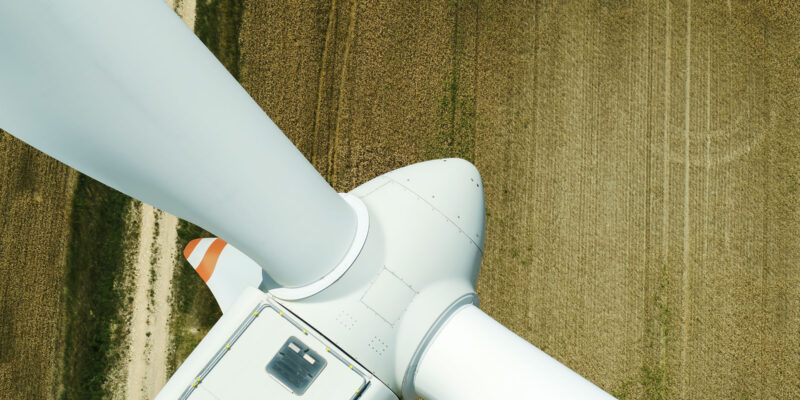 Die Entsorgung und das Recycling von älteren Windkraftanlagen beschäftigen aktuell die Branche (Foto: TOKODIgabor (iStock))