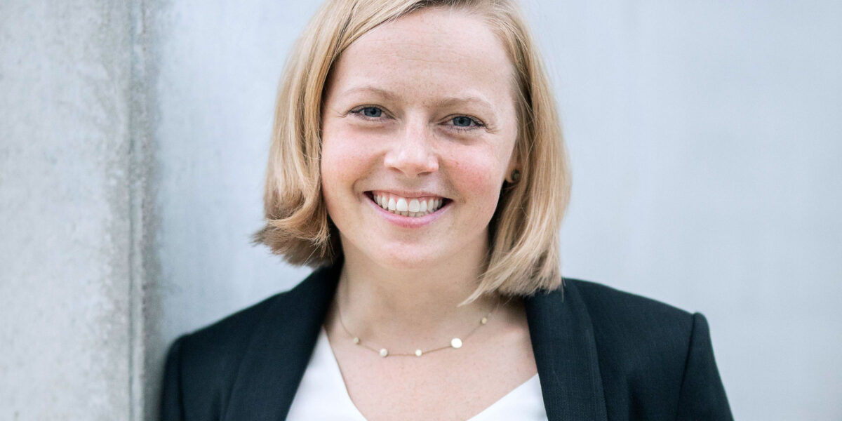 Dr. Gina Kuippers forscht an einem biobasierten Recyclingprozess, mit dem sich Metalle CO2-neutral aus Lithiumionen-Batterien zurückgewinnen lassen (Foto: BRAIN Biotech AG)