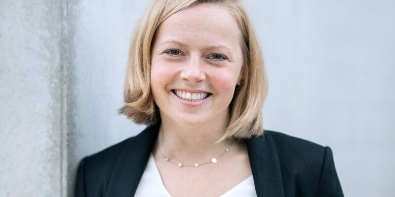 Dr. Gina Kuippers forscht an einem biobasierten Recyclingprozess, mit dem sich Metalle CO2-neutral aus Lithiumionen-Batterien zurückgewinnen lassen (Foto: BRAIN Biotech AG)