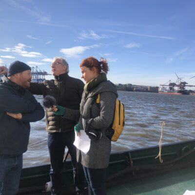 Während des Podcasts übernimmt das Entsorgerschiff Abfälle (Foto: Sonderabfallwissen)