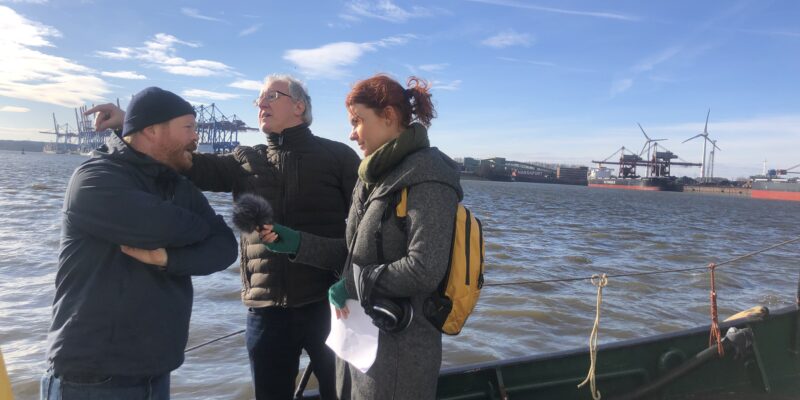 Während des Podcasts übernimmt das Entsorgerschiff Abfälle