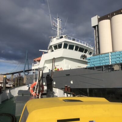 Das Entsorgerboot stellt eine Verbindung zum Schiff mit zu entsorgendem Abfall her (Foto: Sonderabfallwissen)