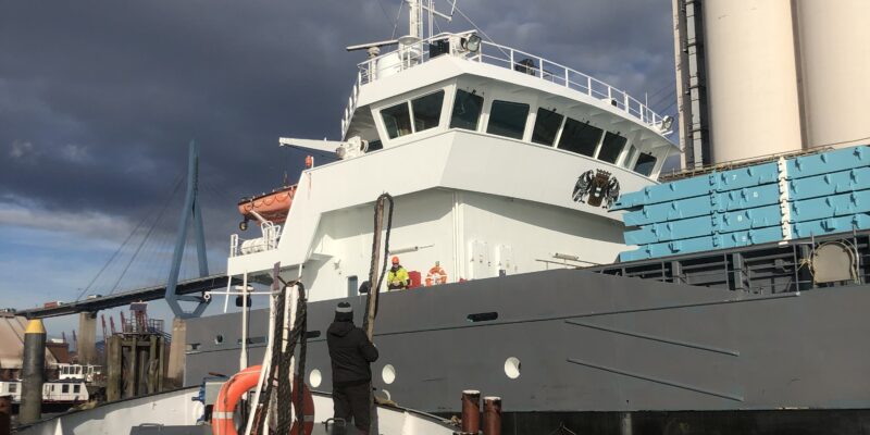 Das Entsorgerboot stellt eine Verbindung zum Schiff mit zu entsorgendem Abfall her