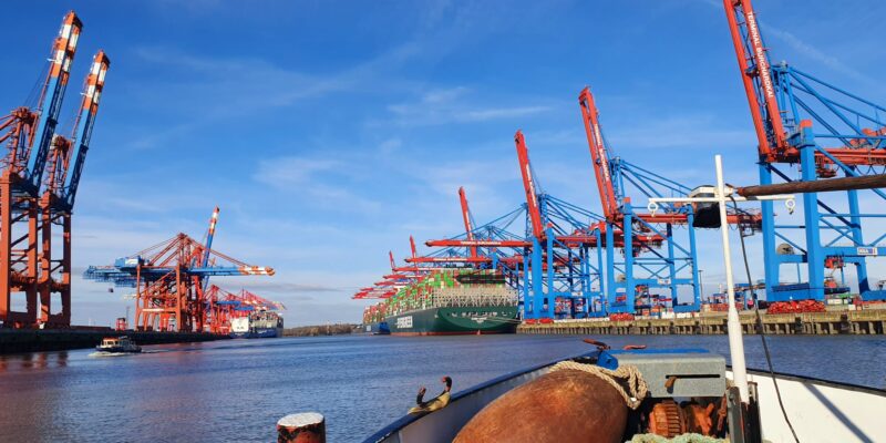 Hamburger Hafen bei strahlendem Sonnenschein