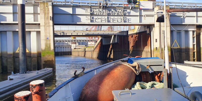 Entsorgungstour durch den Hamburger Hafen
