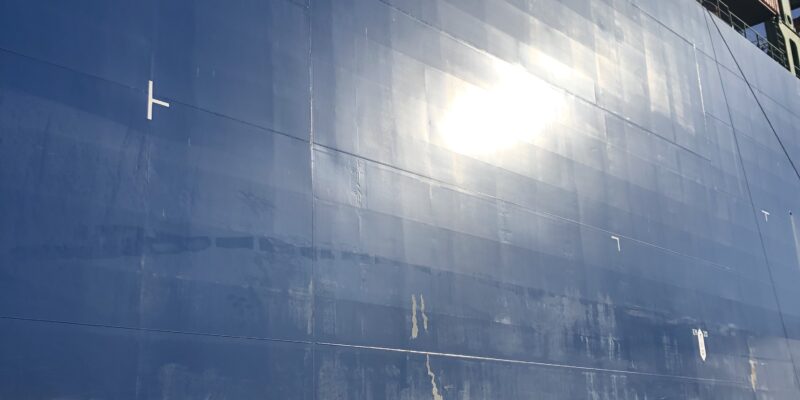 Sludge eines Tankers wird zur Verwertung abgepumpt