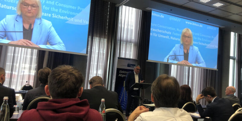 Altgerätetag in Leipzig: Parlamentarische Staatssekretärin im BMUV Dr. Bettina Hoffmann und bvse-Hauptgeschäftsführer Eric Rehbock im Gespräch (Foto: Sonderabfallwissen)