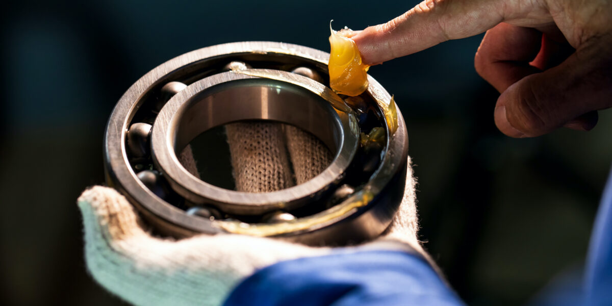 Biologisch abbaubare Schmierstoffe und Hydraulikflüssigkeiten – neue Vergabekriterien des Blauen Engels (Foto: surakit sawangchit (iStock))