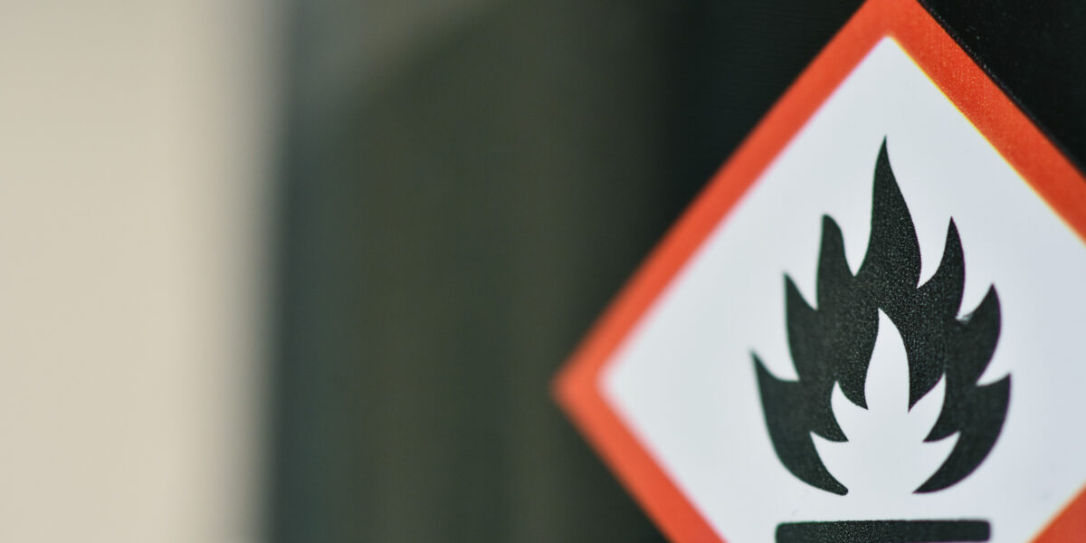 Eins von insgesamt neun Gefahrenpiktogrammen zur Kennzeichnung von Gefahrstoffen: Feuer für entzündlich (Foto: tzahiV (iStock))