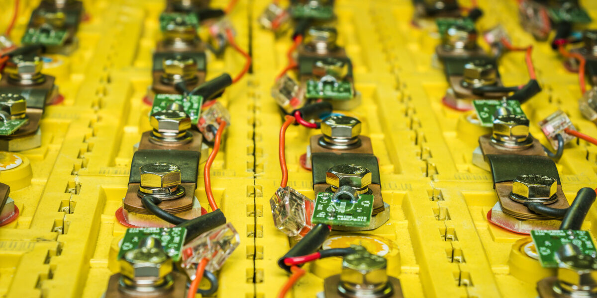 Nahaufnahme eines wiederaufladbaren Akkus im Elektroauto (Foto: SVproduction (iStock))