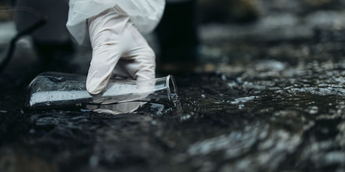 Experten suchen im Flusswasser nach Ursachen für das Fischsterben (Foto: DuxX (iStock))