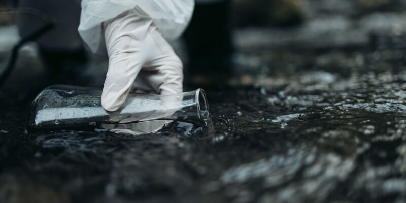 Experten suchen im Flusswasser nach Ursachen für das Fischsterben (Foto: DuxX (iStock))