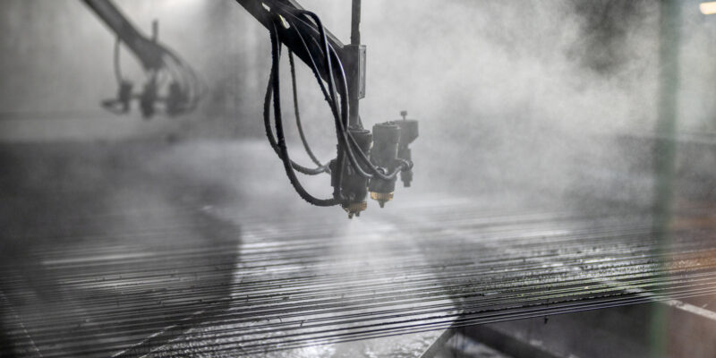 Ein Verfahren der Oberflächentechnik: Metallbleche werden lackiert (Foto: Nordroden (iStock))