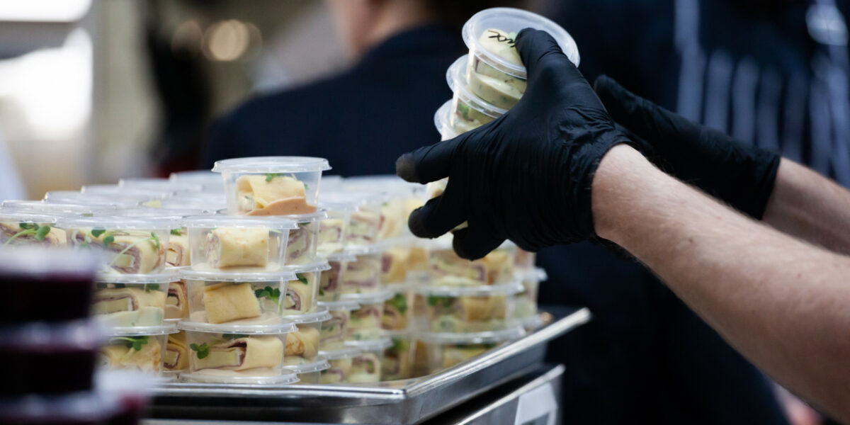 Chemische Stoffe in Lebensmittelverpackungen nachgewiesen – neue Gesetze für Unbedenklichkeit nötig (Foto: Jesse (AdobeStock))