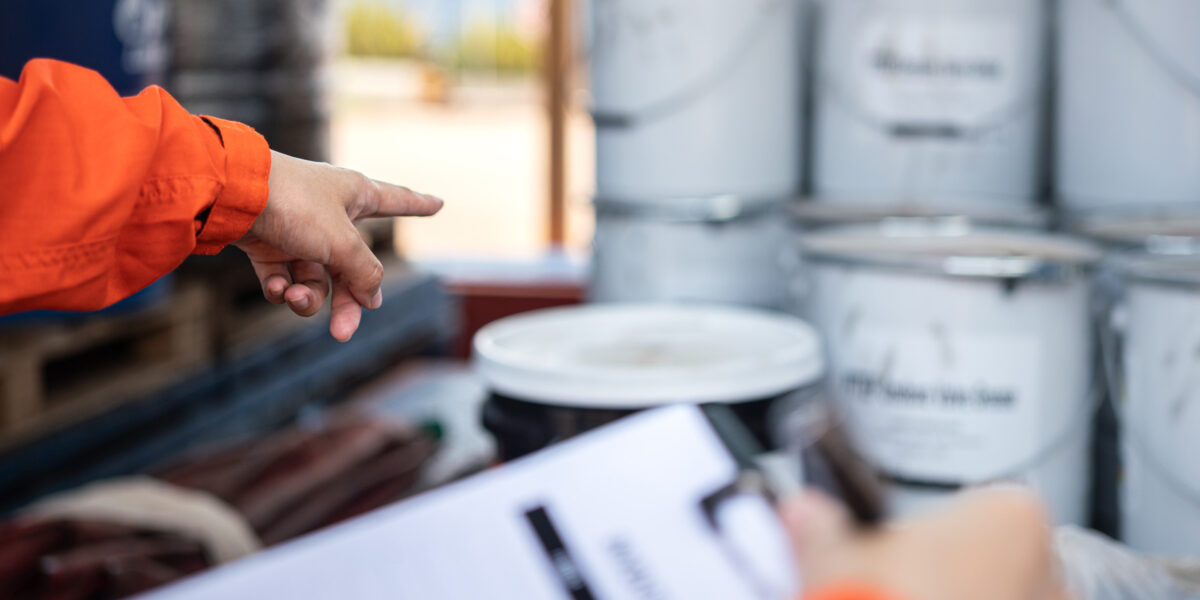 Sicherheit für Mensch und Umwelt: Arbeitsschutz beim Umgang mit gefährlichen Stoffen (Foto: Thank-you-for-your-assistant)