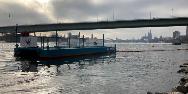 Die Flussströmung treibt die Abfälle durch ein Gitter in den Fangkorb der Krake