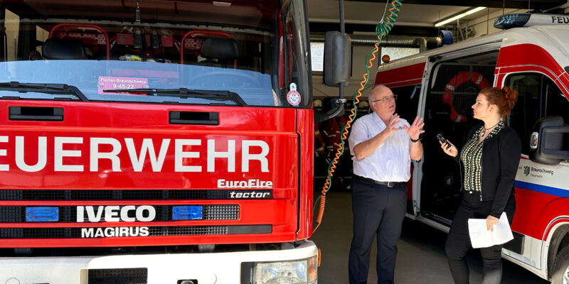 Feuerwehrhalle mit Fahrzeugen, Dr. Kämmer und Sonderabfallwissen
