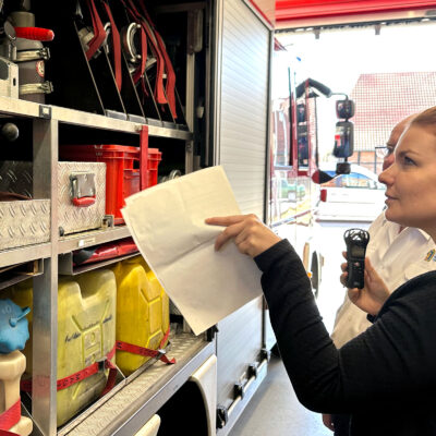 Ein Blick ins Innere eines Feuerwehrfahrzeuges (Foto: Sonderabfallwissen)