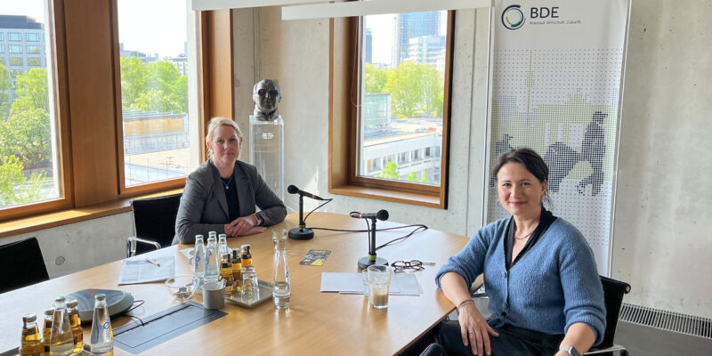 Podcast-Aufnahme Anja Siegesmund und Redakteurin Sonderabfallwissen im Haus der Kreislaufwirtschaft in Berlin