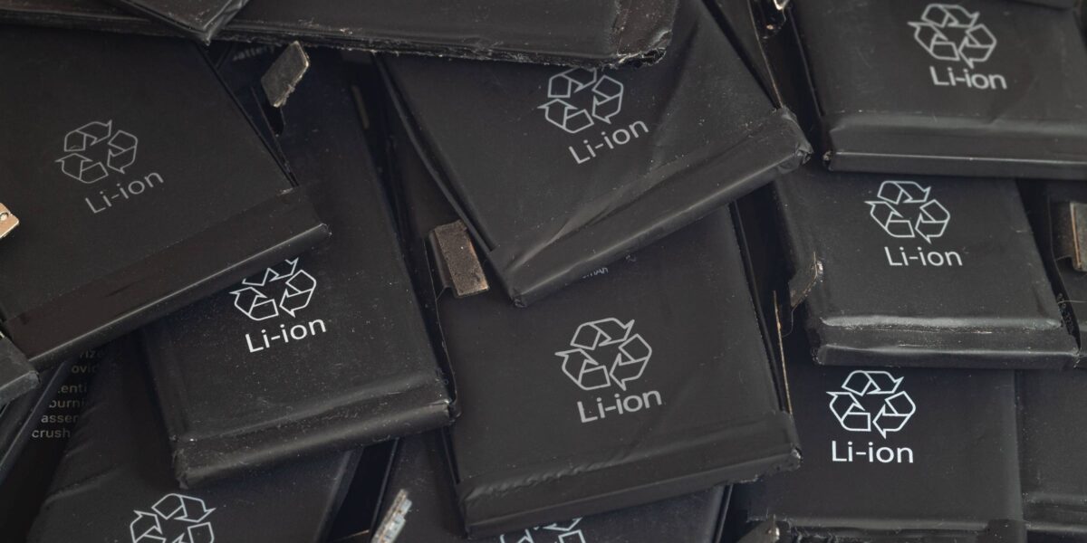 Nahaufnahme ausgedienter Lithium-Batterien von Smartphones im Vorbereitungsprozess fürs Recycling (Foto: Andrey Deryabin (iStock))