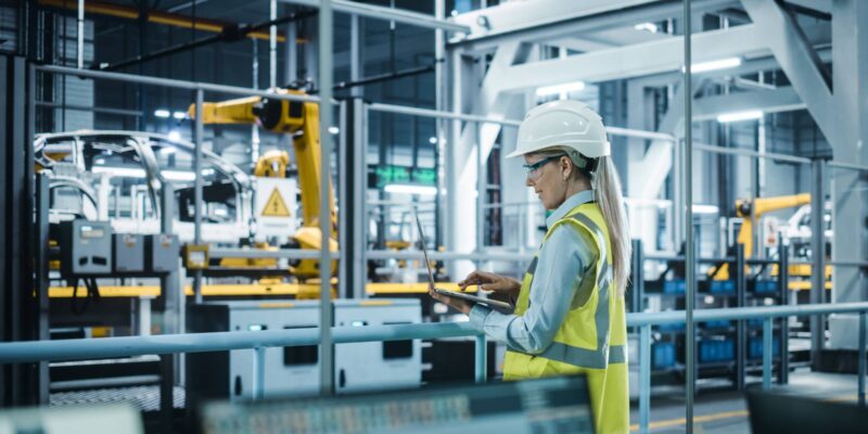 Autofabrik: Ingenieurin an automatisierter Produktionslinie für Elektrofahrzeuge (Foto: gorodenkoff (iStock))