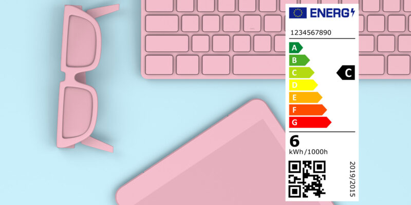 Tastatur, Tablet und Sonnenbrille im Hintergrund, neues Energielabel im Vordergrund (Foto: Collage – Energielabel auf einen Bild von akinbostanci (iStock))