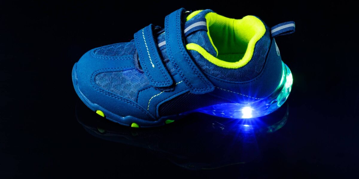 dunkelblauer Kinderturnschuh mit leuchtender Sohle (Foto: nikkytok (iStock))